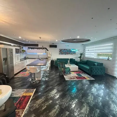 De Luxe Villa *